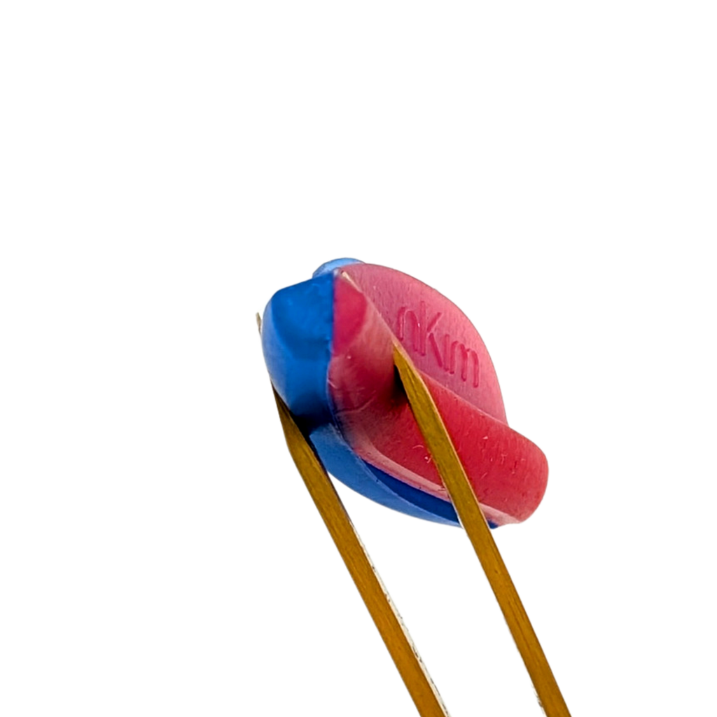 nKim Lash Lift soft silicone pads – rote und blaue Silikonpads innenwinkel in Pinzette zur Detailansicht