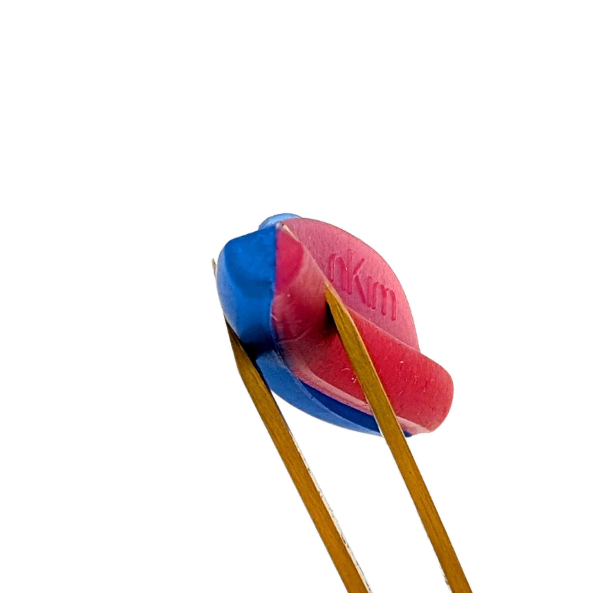 nKim Lash Lift soft silicone pads – rote und blaue Silikonpads innenwinkel in Pinzette zur Detailansicht