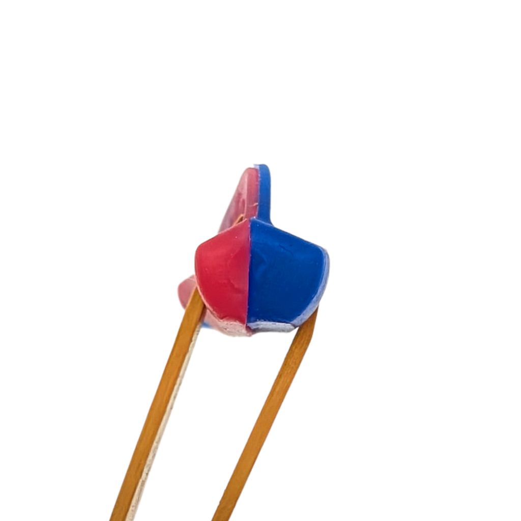 nKim Lash Lift soft silicone Pads – Seitenansicht der Silikonpads als Größenvergleich  in Pinzette